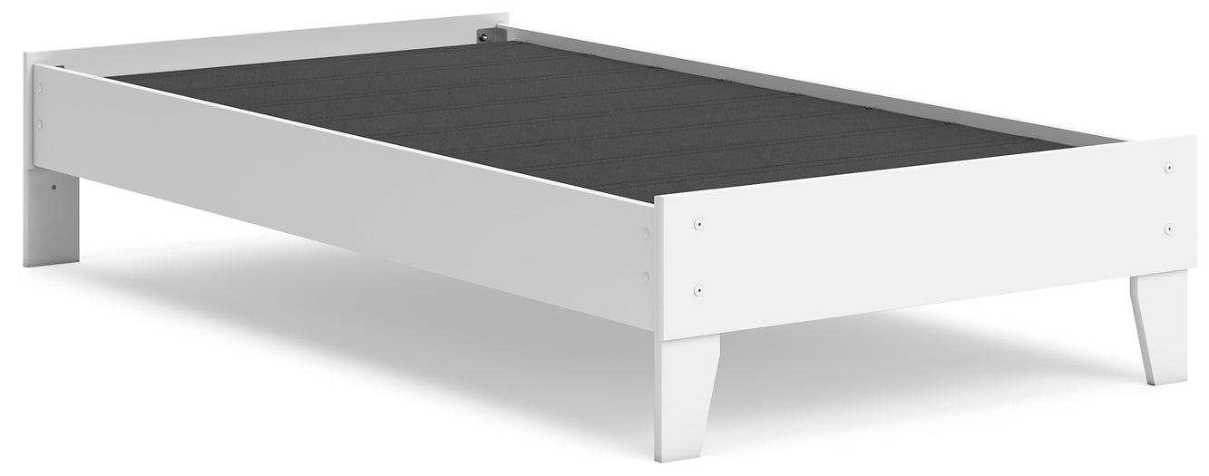 Hallityn Platform Bed